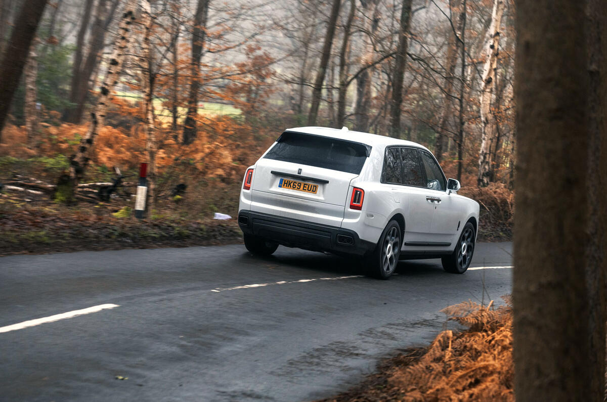 Revue de l'essai routier de la Rolls Royce Cullinan 2020 - le héros à l'arrière