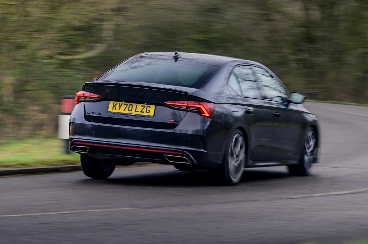 3 Skoda Octavia vRS TDI 2021 revue d'essai routier héros arrière