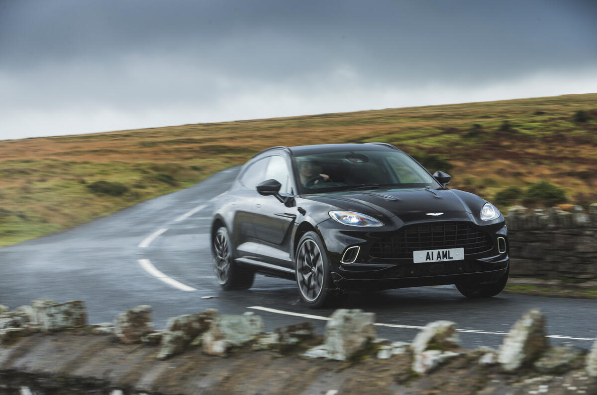 Examen de l'essai routier de l'Aston Martin DBX 2020 - en courbe