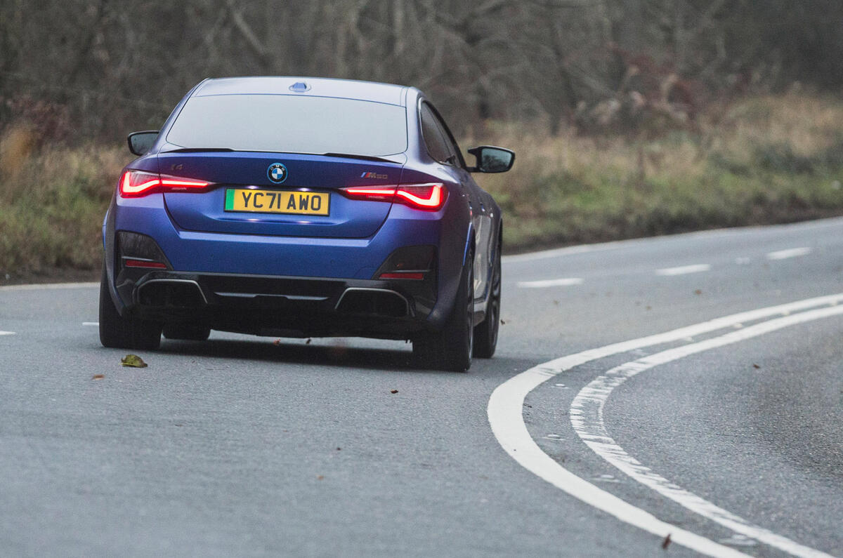 30 BMW i4 2022 : essai routier, essai de virage arrière