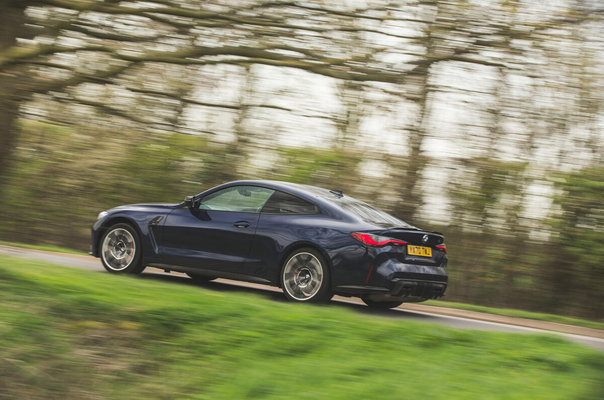 31 BMW M4 Competition 2021 RT sur le côté de la route