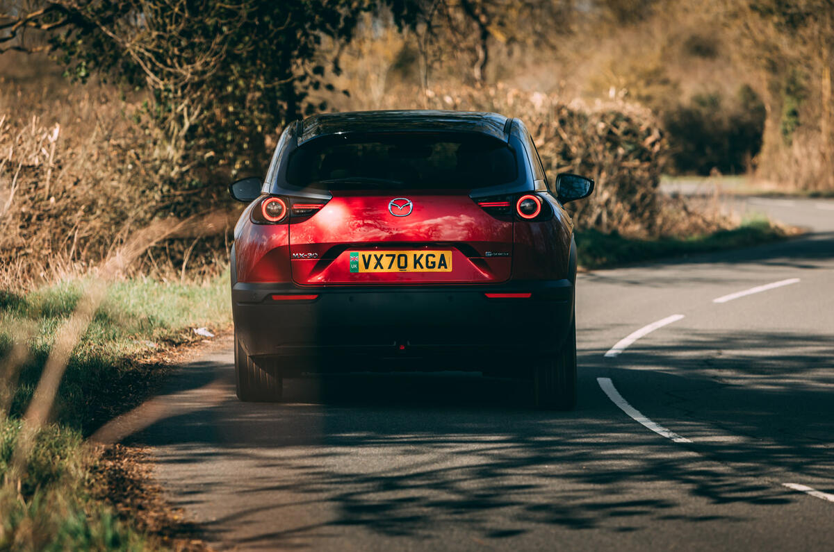 34 Mazda MX 30 2021 : essai routier, essai de virage arrière