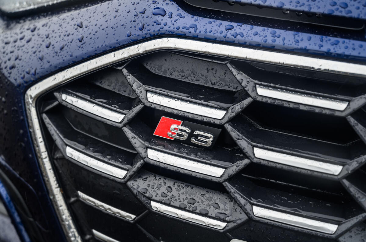 Audi S3 Sportback 2020 : examen de l'essai routier - badge du nez