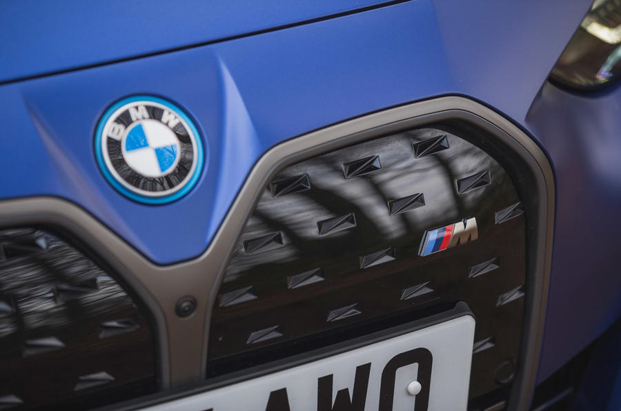 4 BMW i4 2022 : essai en conditions réelles - badge avant