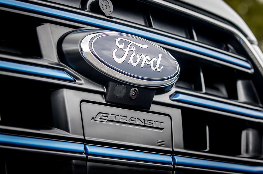 4 Ford e Transit 2022 : premier essai routier - badge avant
