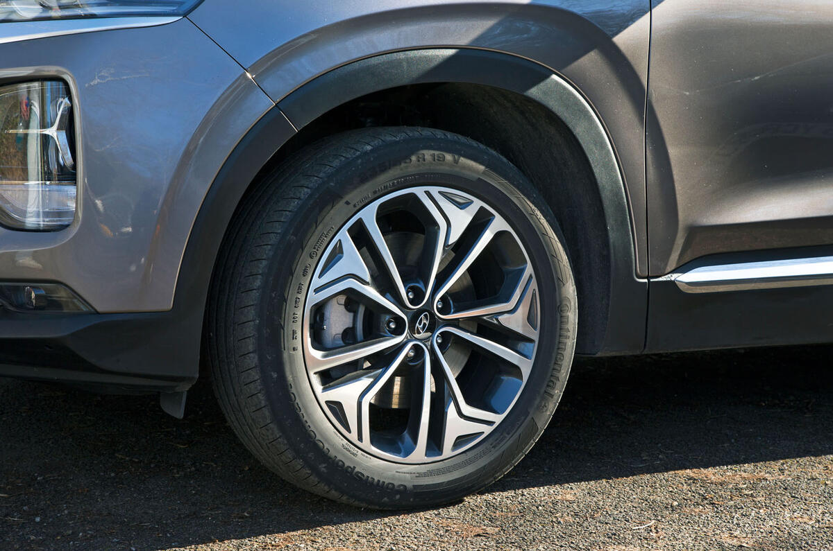 Äánh giá thá» nghiá»m ÄÆ°á»ng bá» cá»§a Hyundai Santa Fe 2019 - bánh xe hợp kim