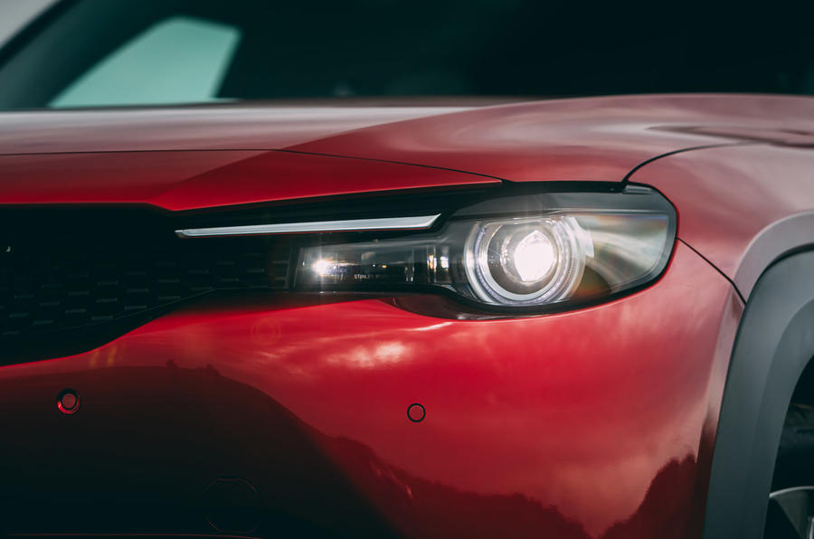 4 Mazda MX 30 2021 : essai routier des phares.