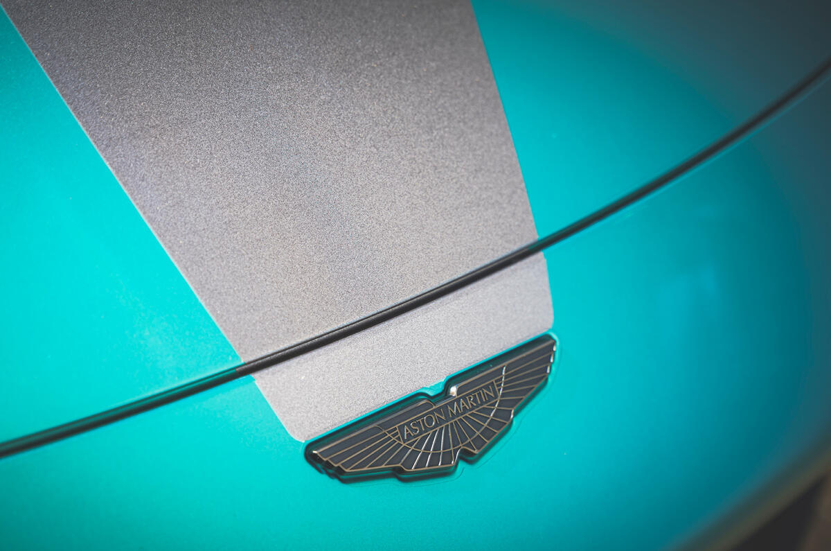 5 Aston Martin Vantage F1 2021 RT bonet badge