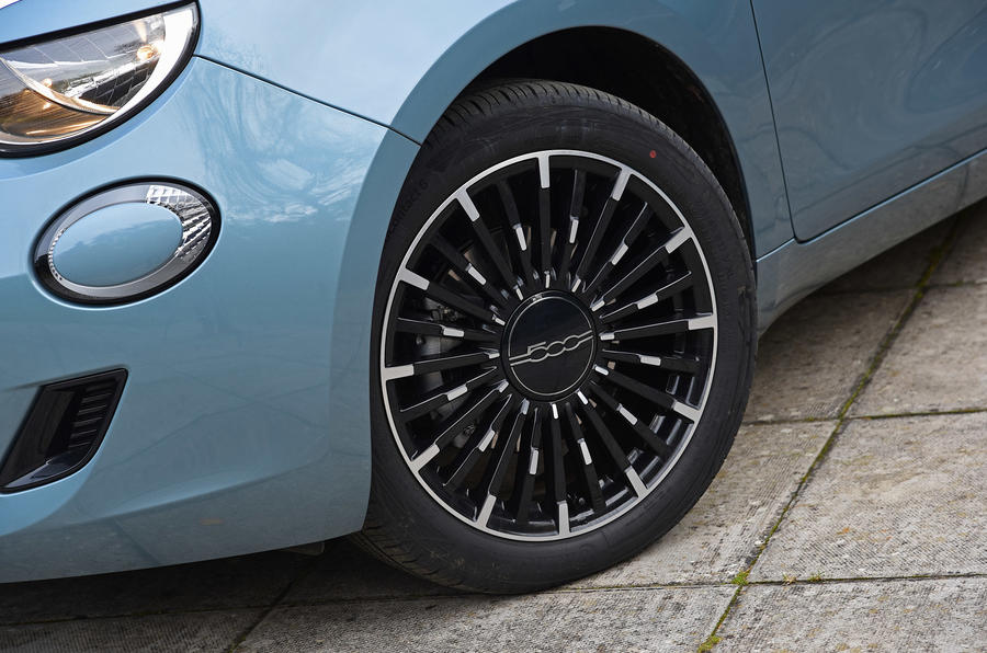 5 Fiat 500 électrique 2022 : essai routier roues en alliage