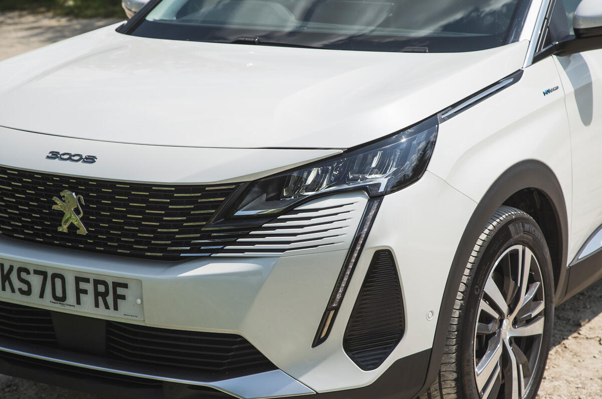 5 Peugeot 3008 2021 RT headlights