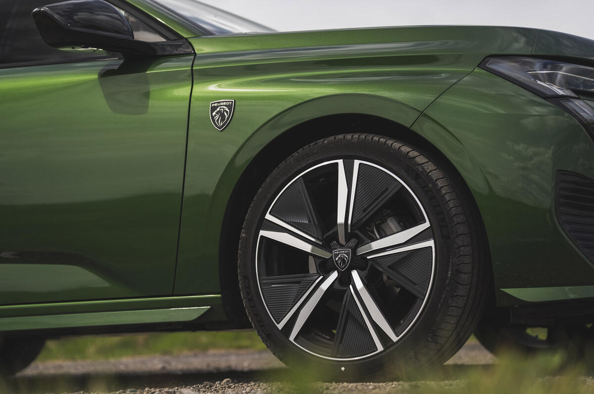 5 Peugeot 308 RT 2022 wheel