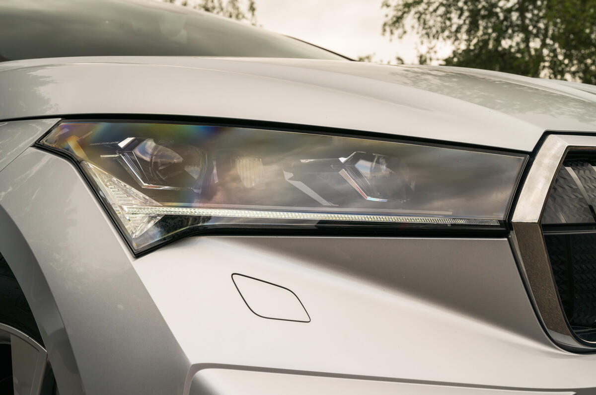 5 Skoda Enyaq IV 2021 RT headlights