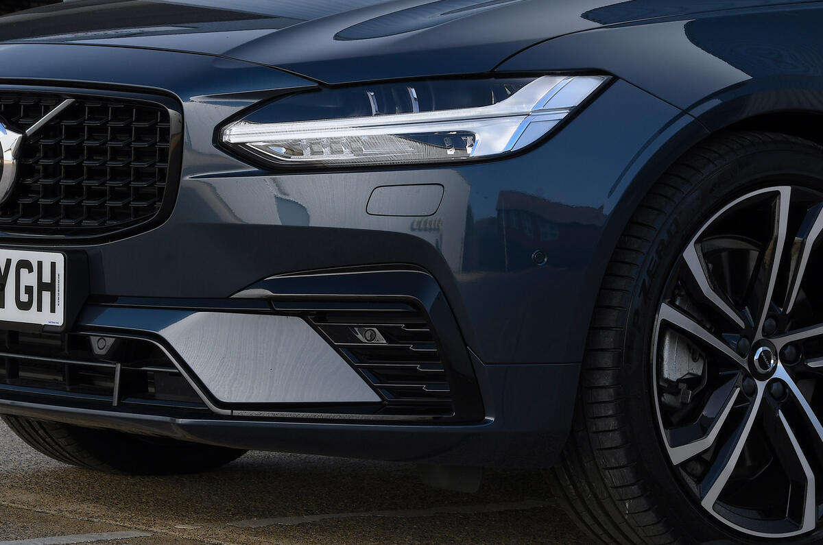 Volvo V90 T6 Recharge PHEV 2020 road test review - headlights