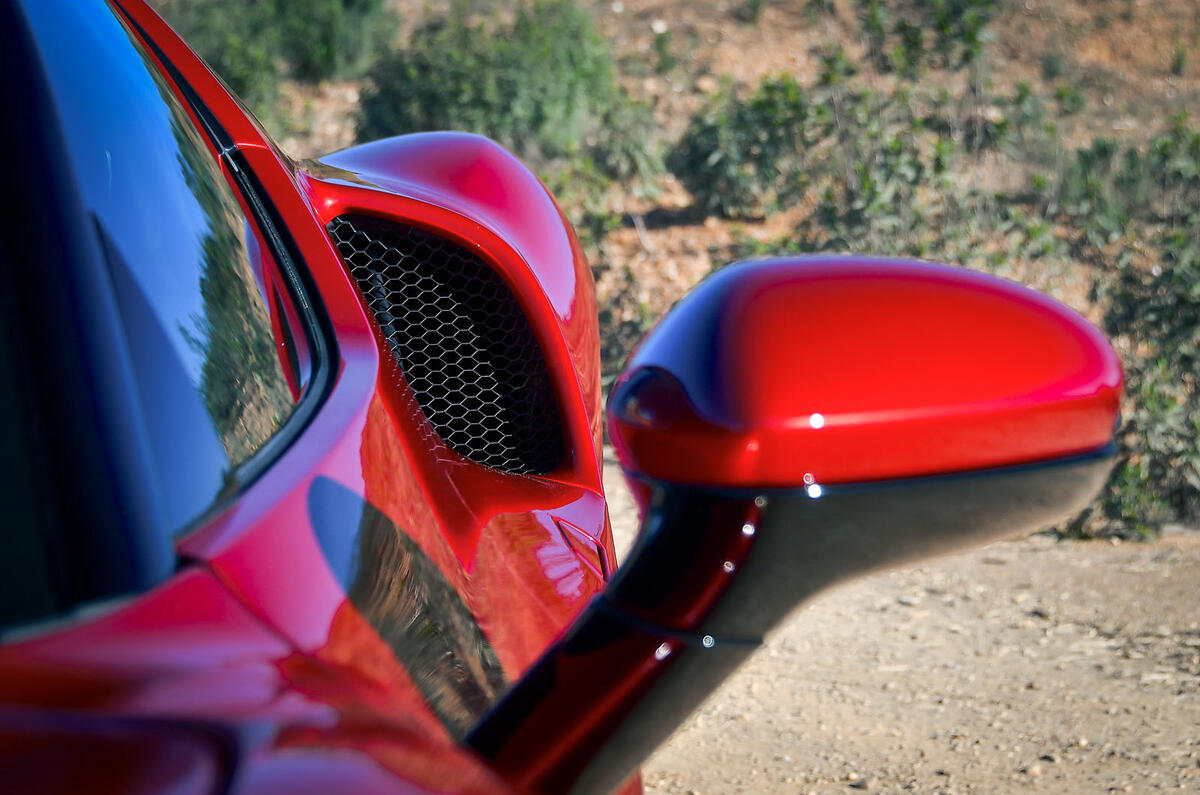 6 Ferrari 296 GTB 2022 premier essai rétroviseurs extérieurs