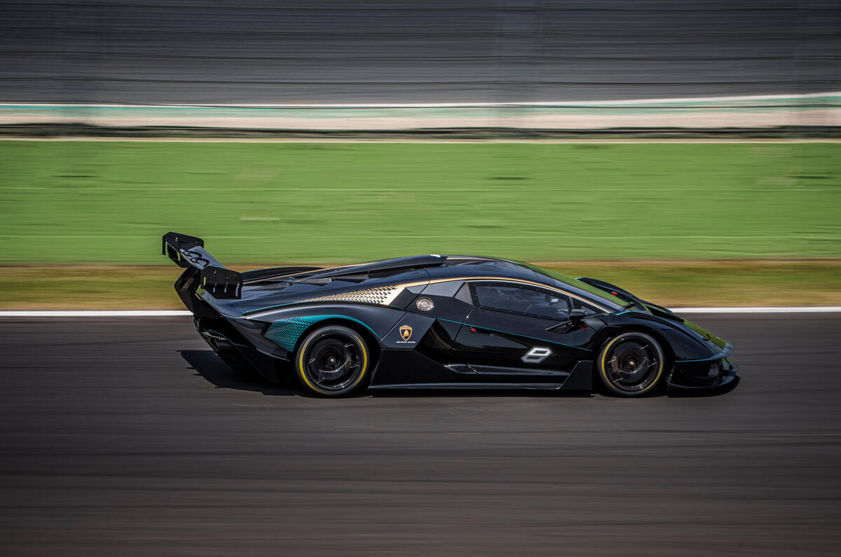 6 Lamborghini Essenza SCV12 2021 RT latérale