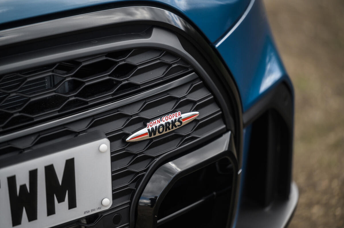 6 Mini Convertible 2021 RT JCW badge