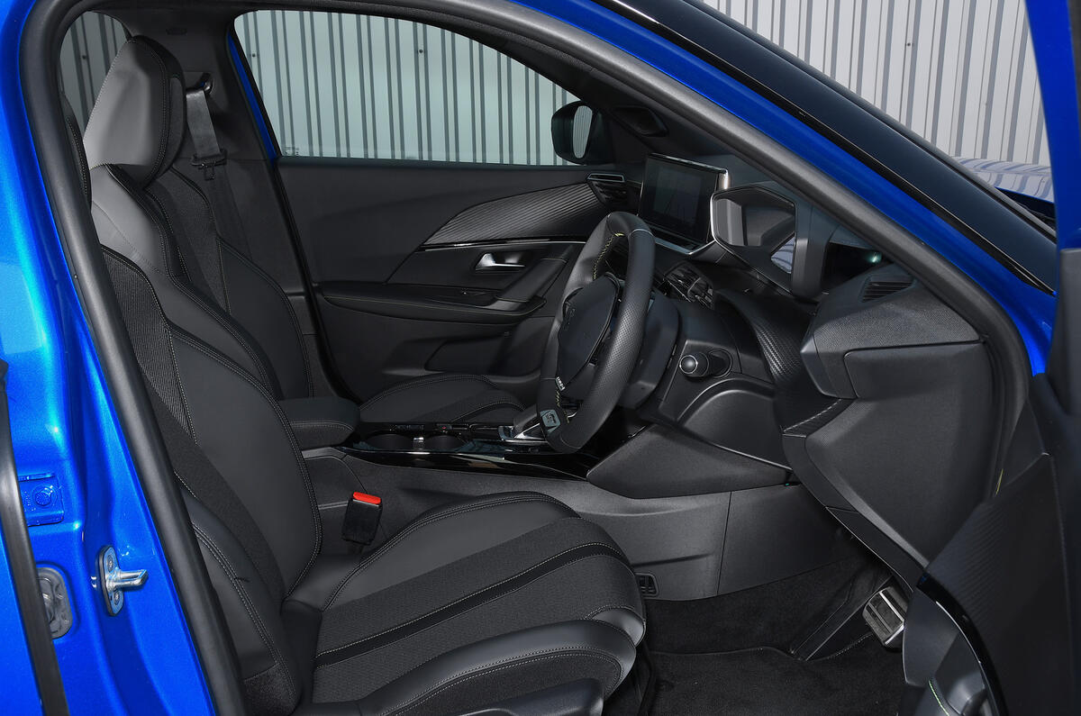 6 Peugeot 2008 2021 RT cabin