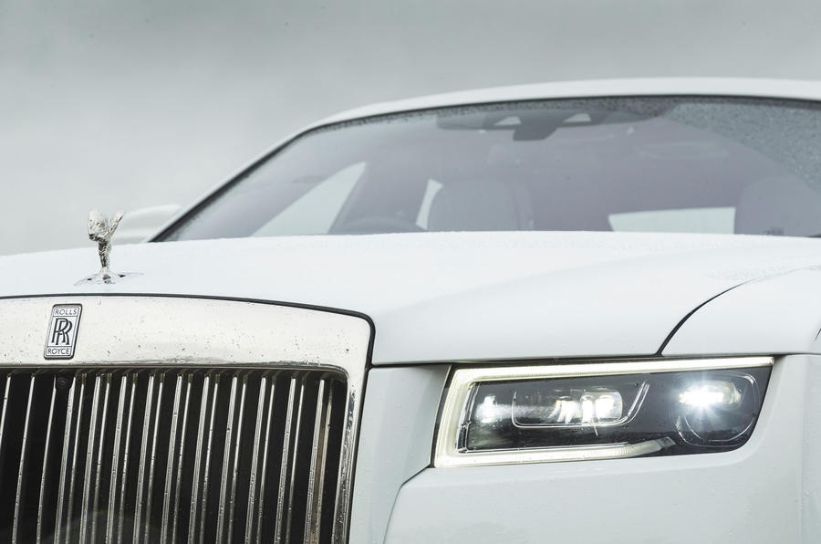 6 phares de la Rolls Royce Ghost 2021 à l'examen de l'essai routier