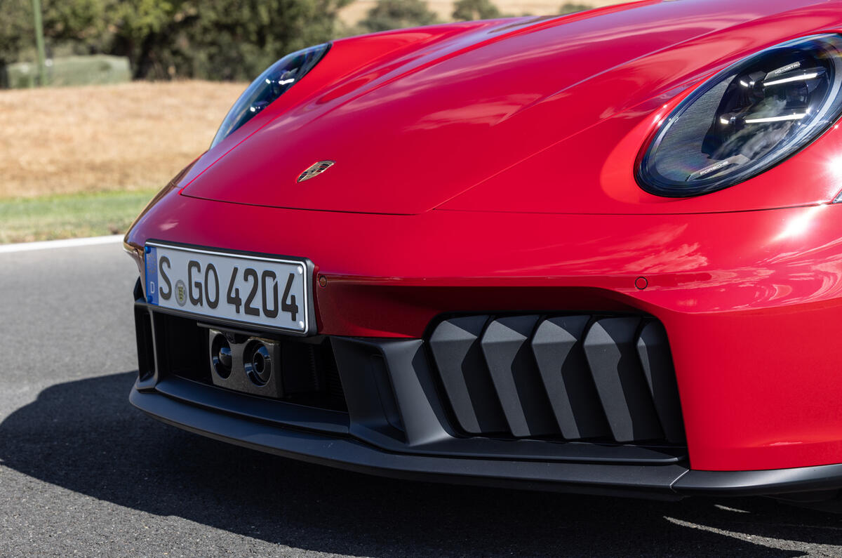 6PORSCHE 911 2024