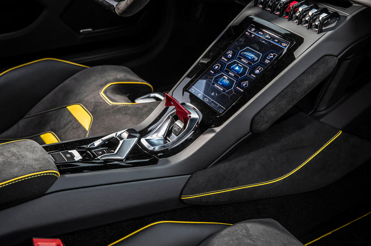 Lamborghini Huracan EVO RWD 2020 : examen de l'essai routier - console centrale