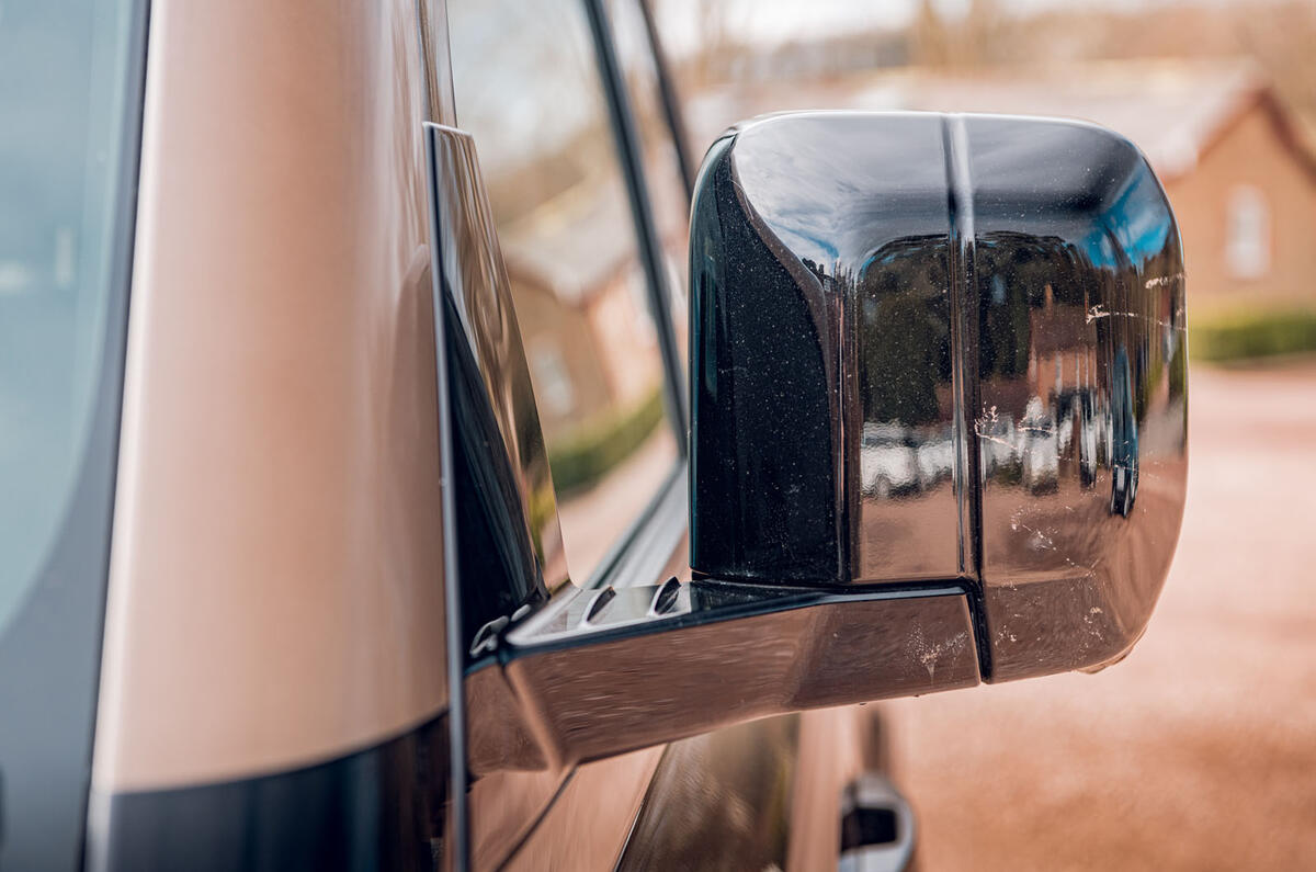 Examen de l'essai routier du Land Rover Defender 2020 - rétroviseurs extérieurs