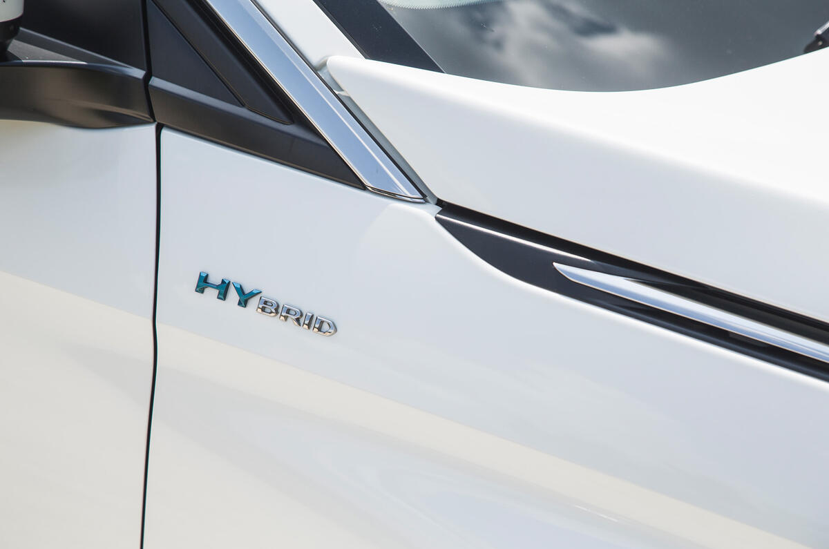 7 Peugeot 3008 2021 RT hybrid badge