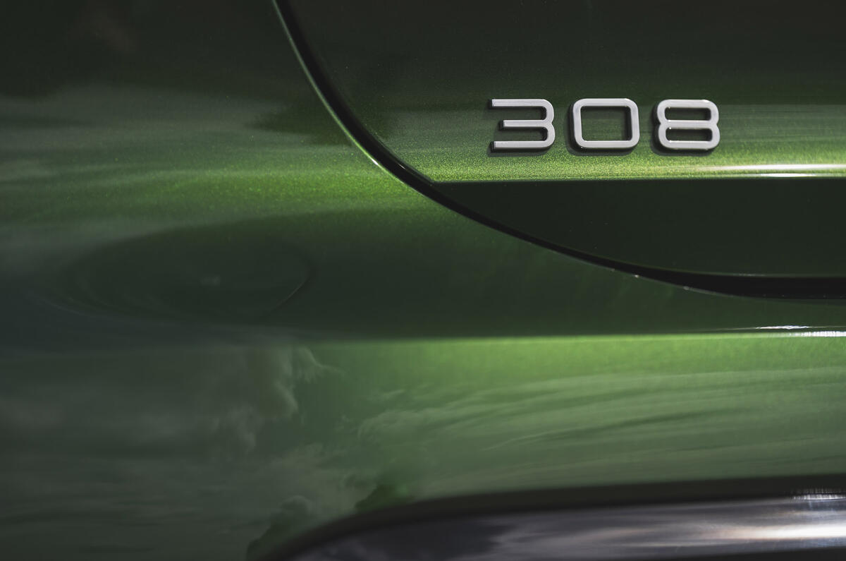 7 Peugeot 308 RT 2022 rear badge