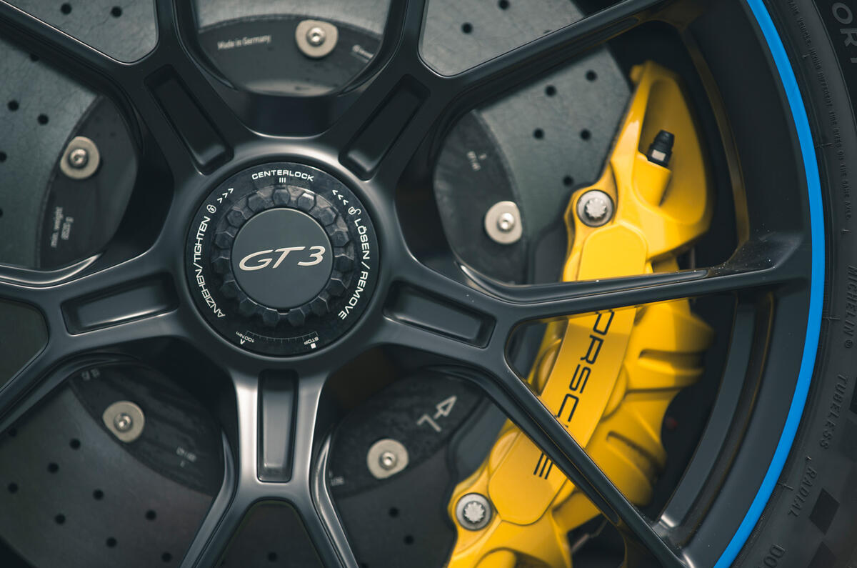 7 Porsche 911 GT3 2021 RT brake calipers