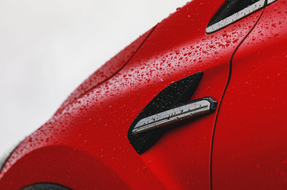 Renault Captur 2020 road test review - side details