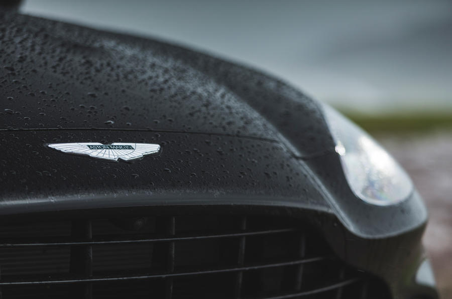 Examen de l'essai routier de l'Aston Martin DBX 2020 - badge du capot