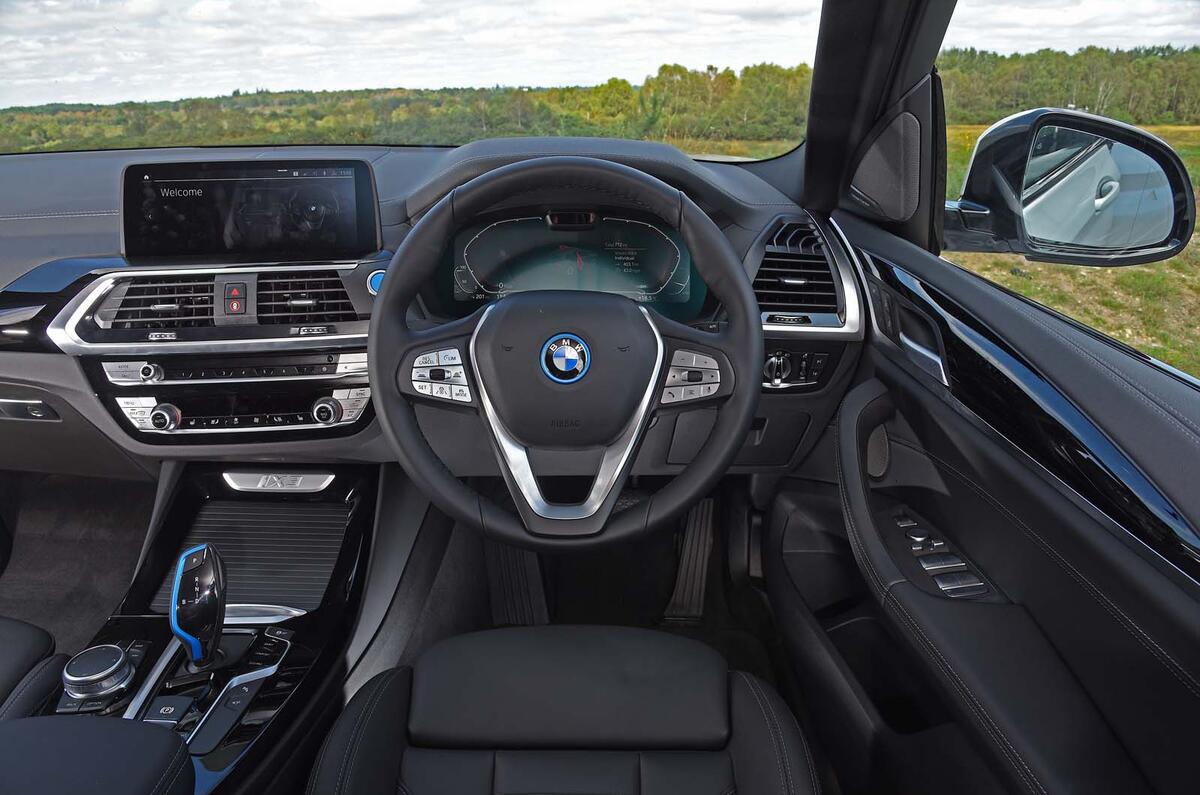 8 BMW iX3 2021 FD Dash