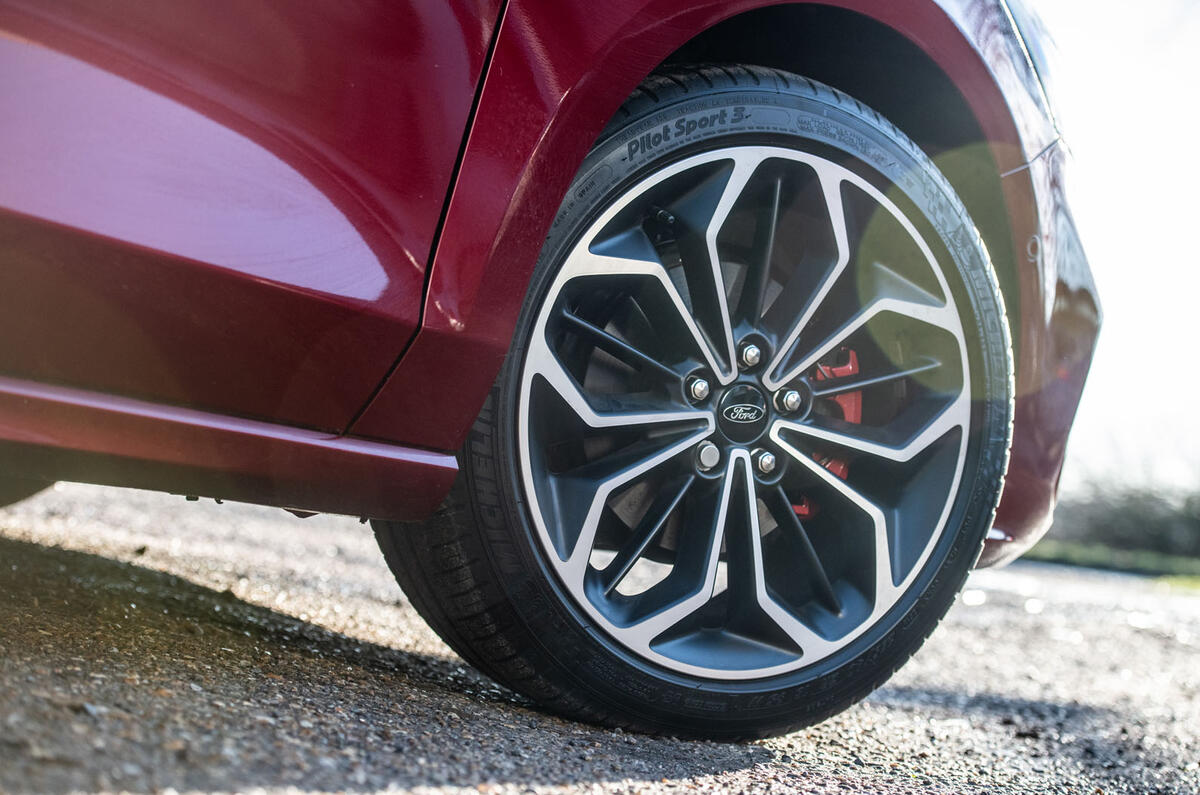 Ford Focus ST-line X 2019 road test review - alloy wheels