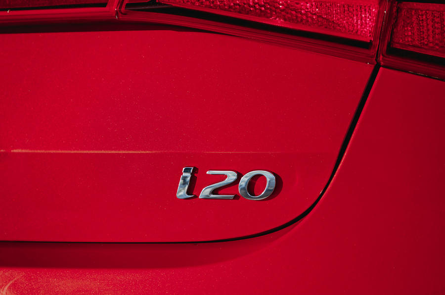 8 Hyundai i20 2021 examen de l'essai routier badge i20