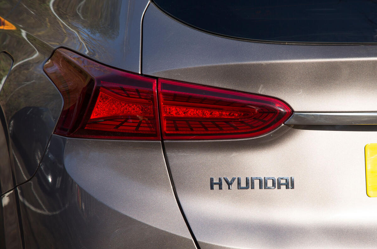 Äánh giá thá» nghiá»m ÄÆ°á»ng bá» cá»§a Hyundai Santa Fe 2019 - Äèn háºu