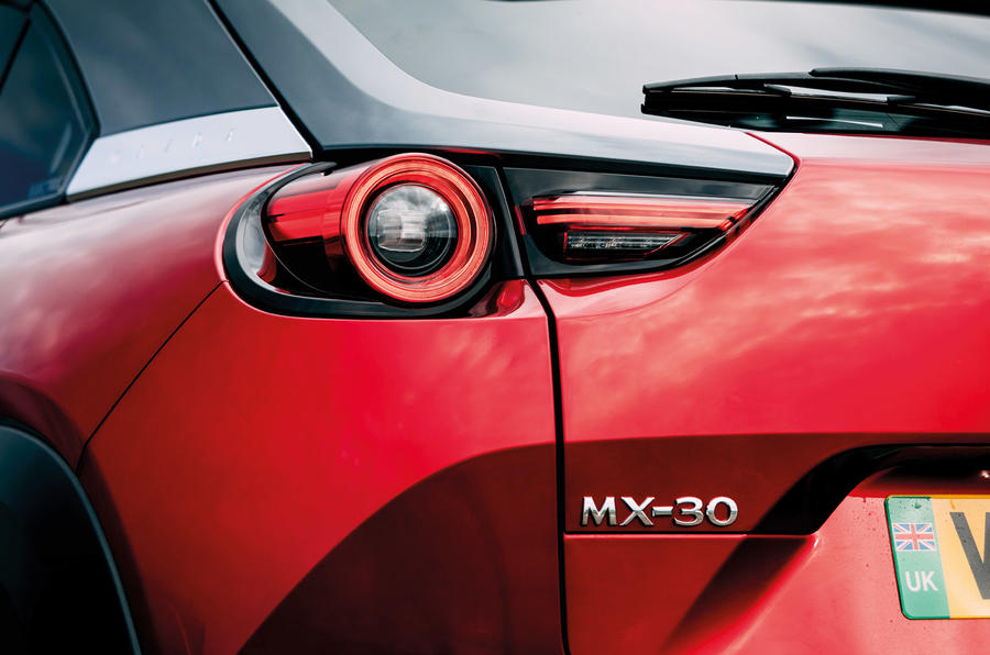 8 Mazda MX 30 2021 essai routier feux arrière