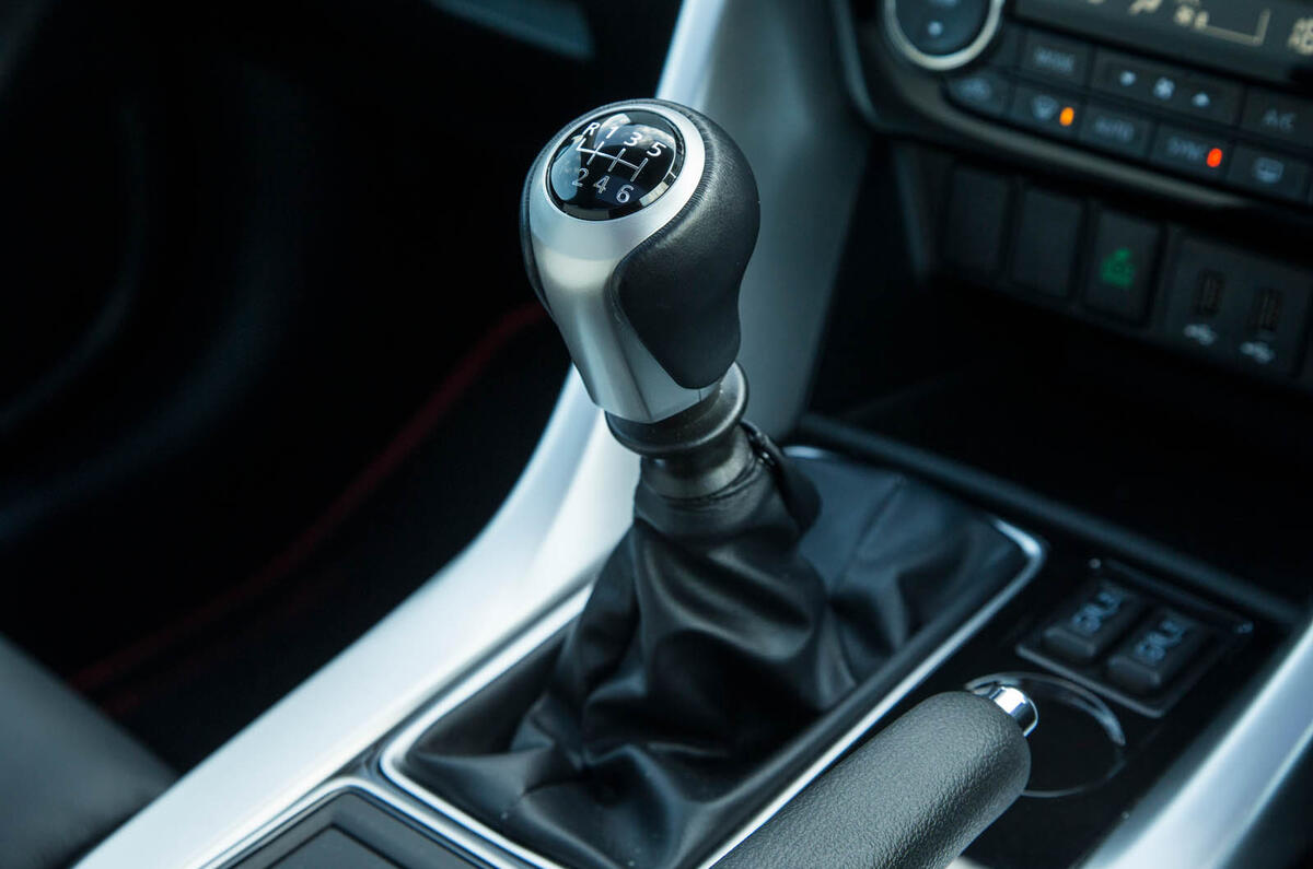 Mitsibushi Eclipse Cross 2018 review gearstick