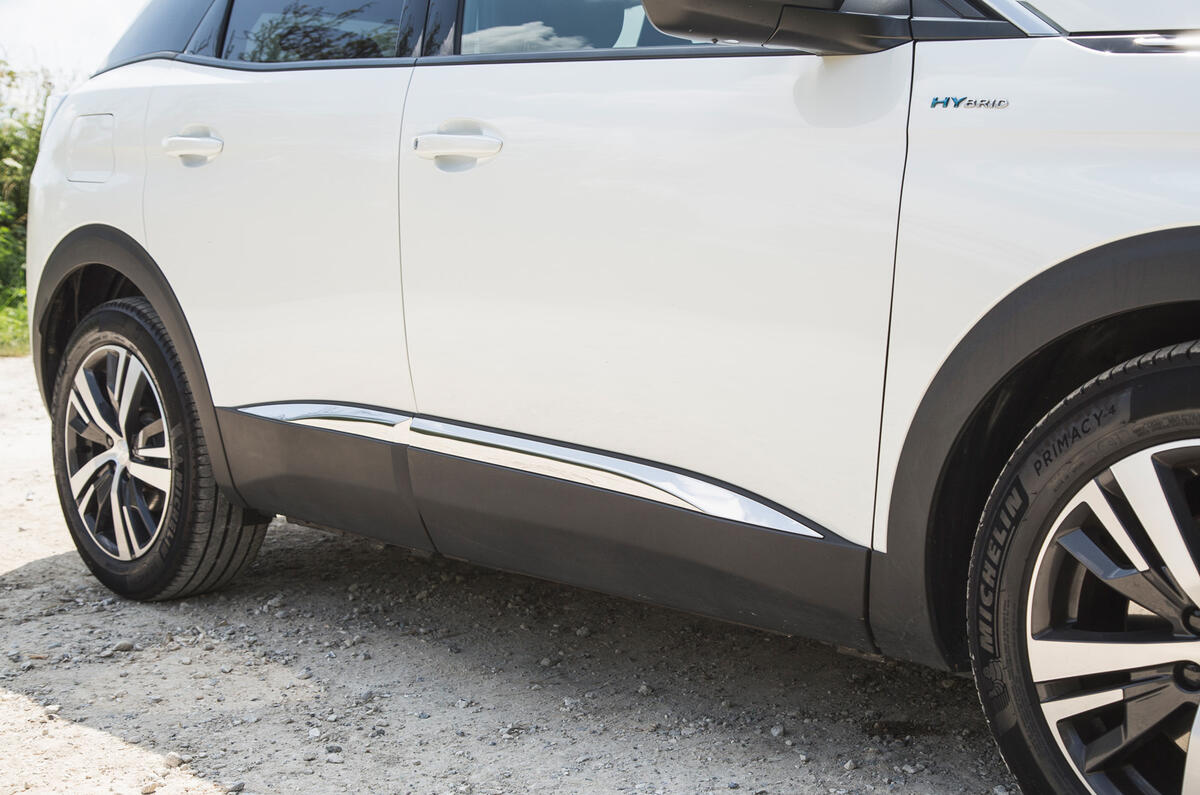 8 Peugeot 3008 2021 RT side skirts