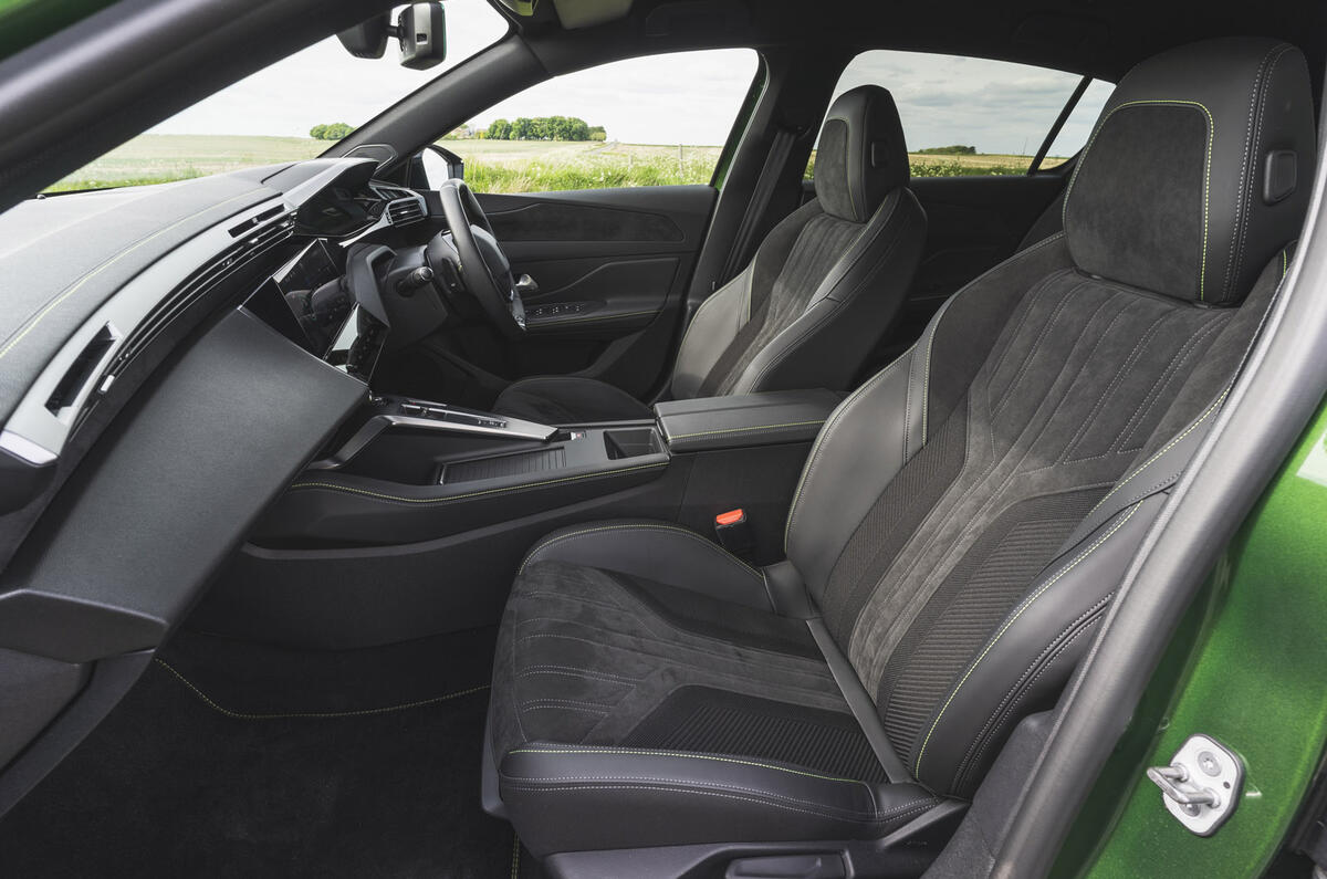 8 Peugeot 308 RT 2022 front seats