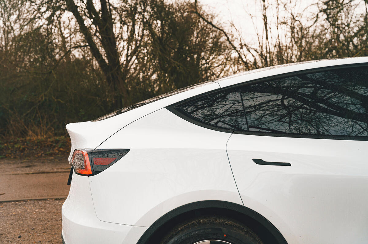 8 Tesla Model Y 2022 : essai routier, revue de la ligne de toit