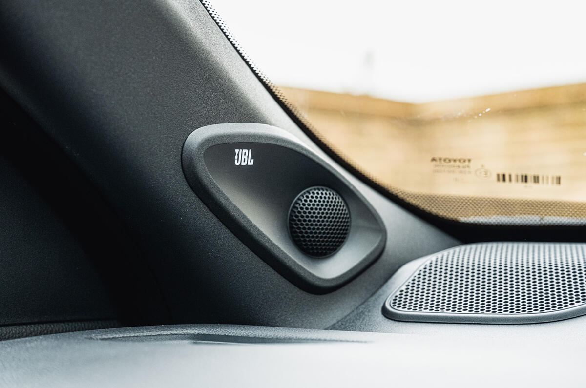 8 Toyota Yaris Cross 2021 UK FD psekaers