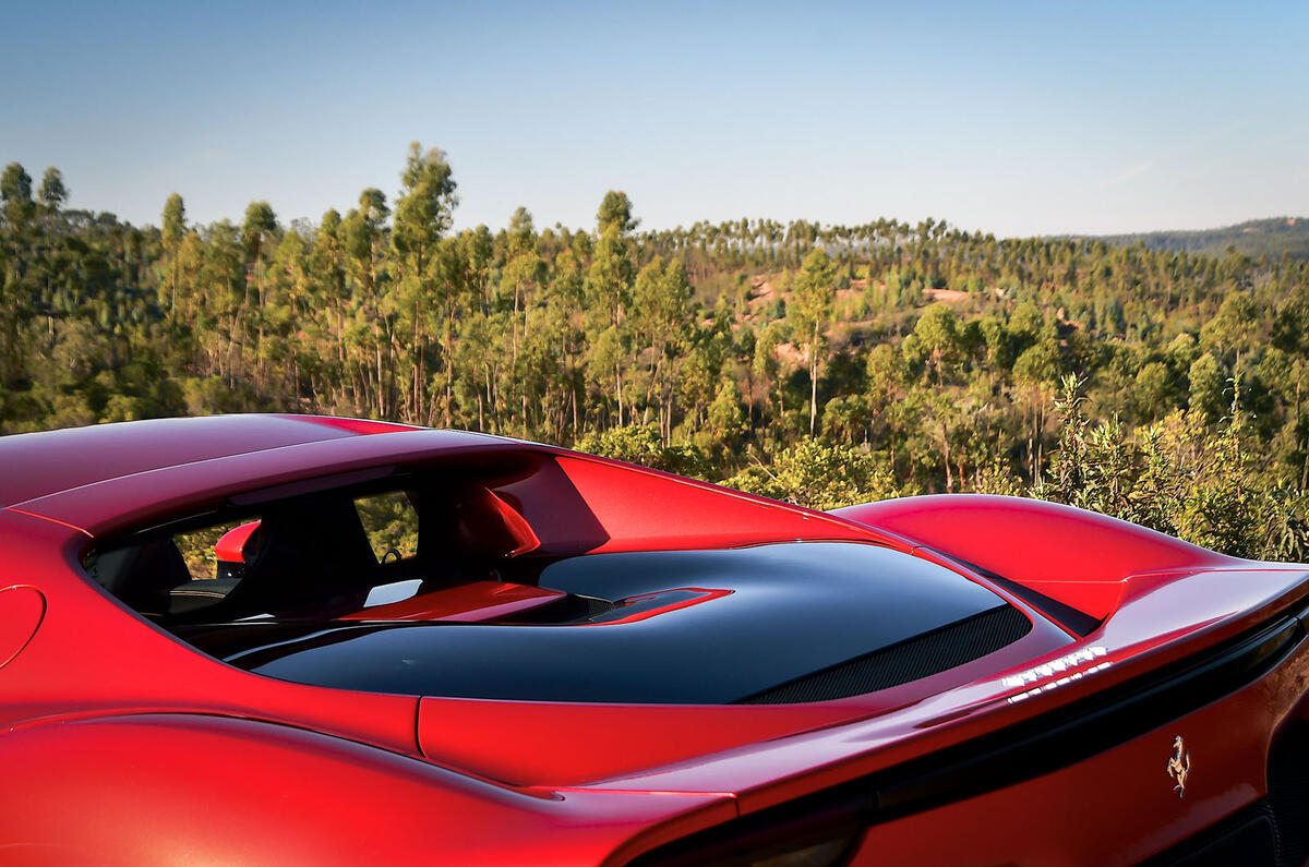 9 Ferrari 296 GTB 2022 : essai de conduite, vitre arrière