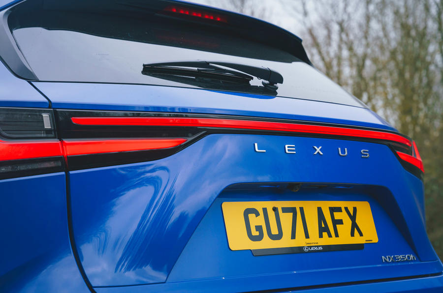 9 Lexus NX 2022 : essai routier - feux arrière