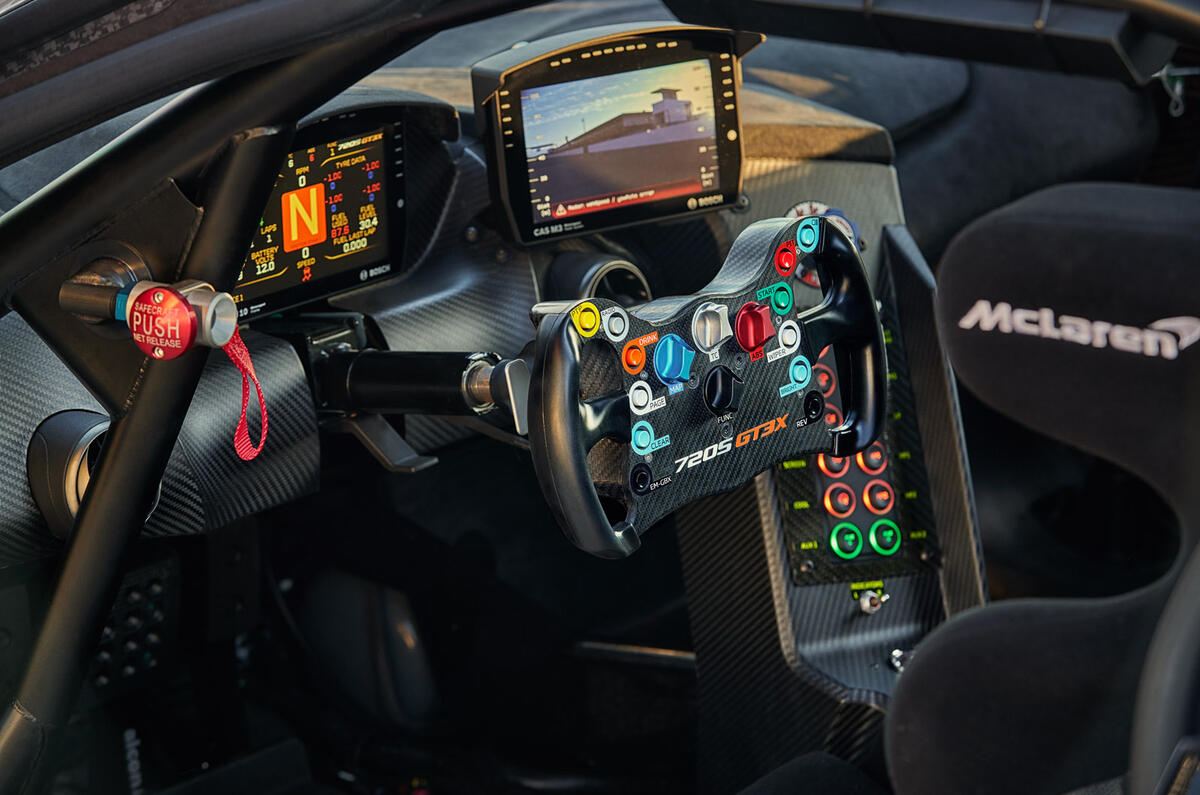 9 Tableau de bord du McLaren 720S GT3X 2021, premier essai.