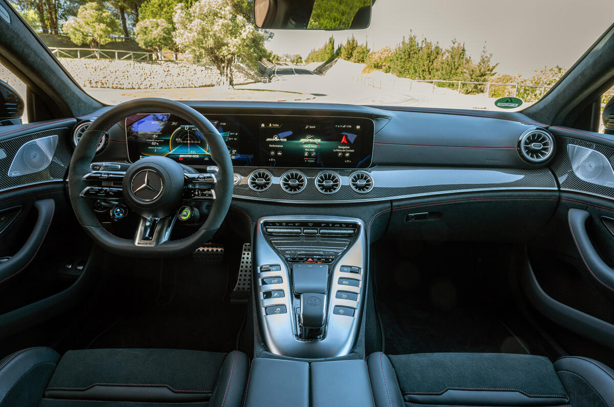 9 Tableau de bord de la Mercedes AMG GT63s e 2022.