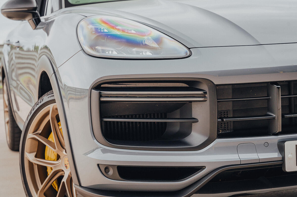 9 Porsche Cayenne Turbo GT admission