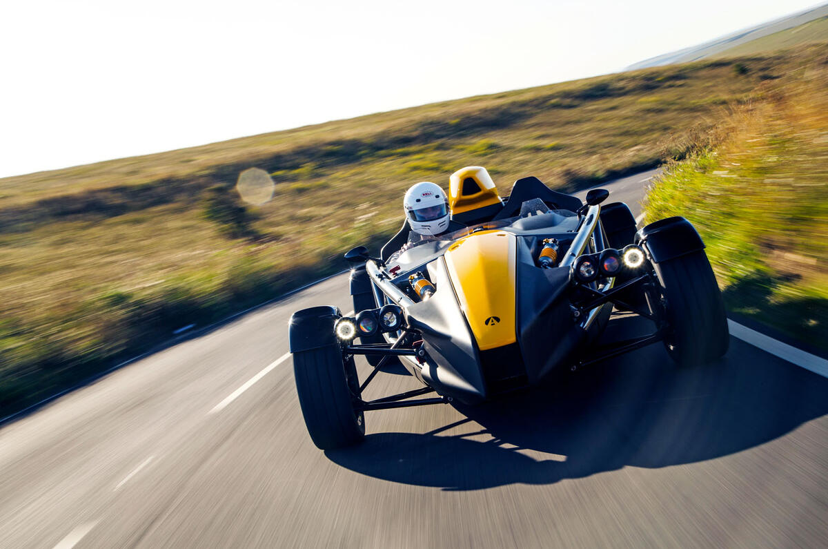 Ariel Atom 4 2019 essai routier - nez sur la route