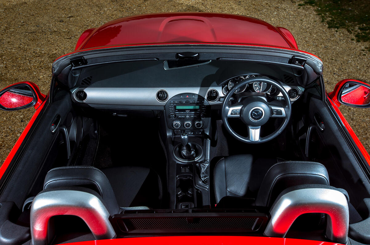 Le toit de la Mazda MX-5 abaissé