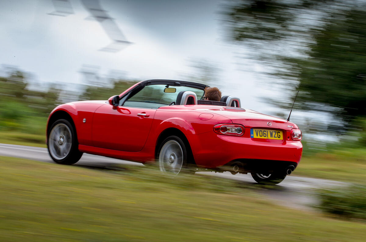 Mazda MX-5 en virage arrière