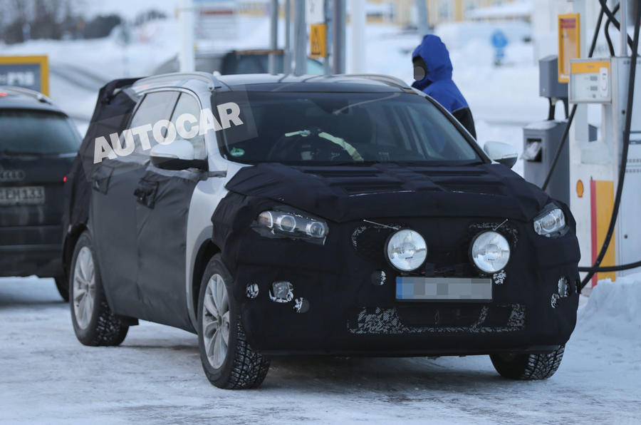 New Kia Sorento spotted - first pictures