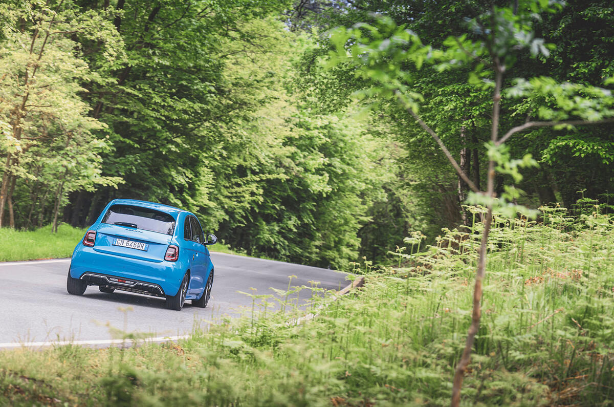 abarth 500e avis 2023 05 panoramique arrière